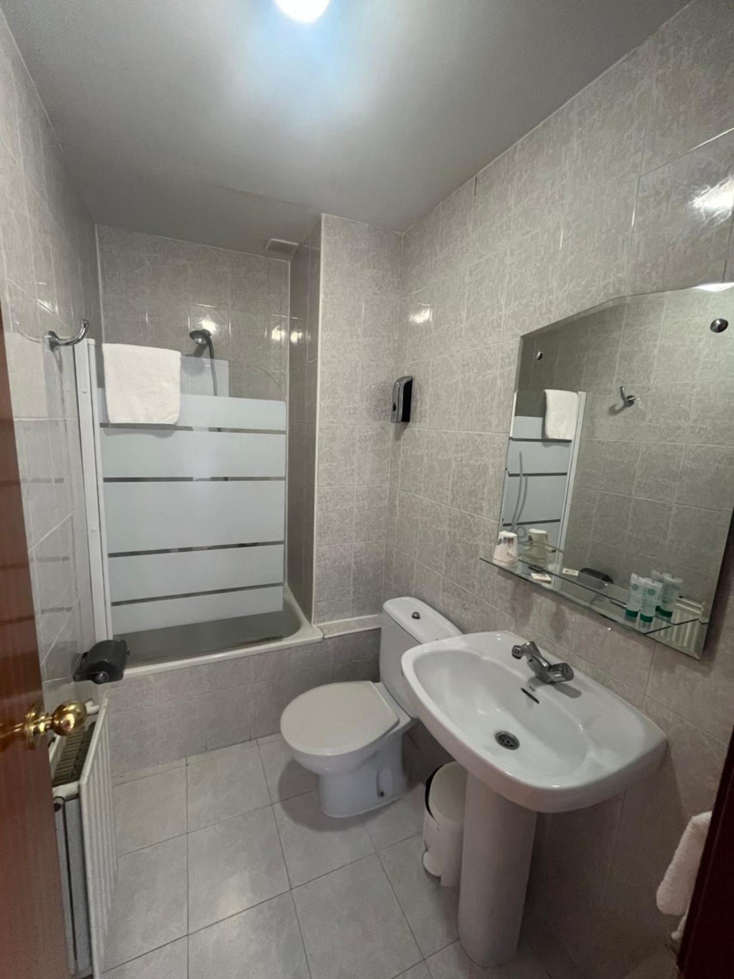 Hostal Legaz Funes Esterno foto