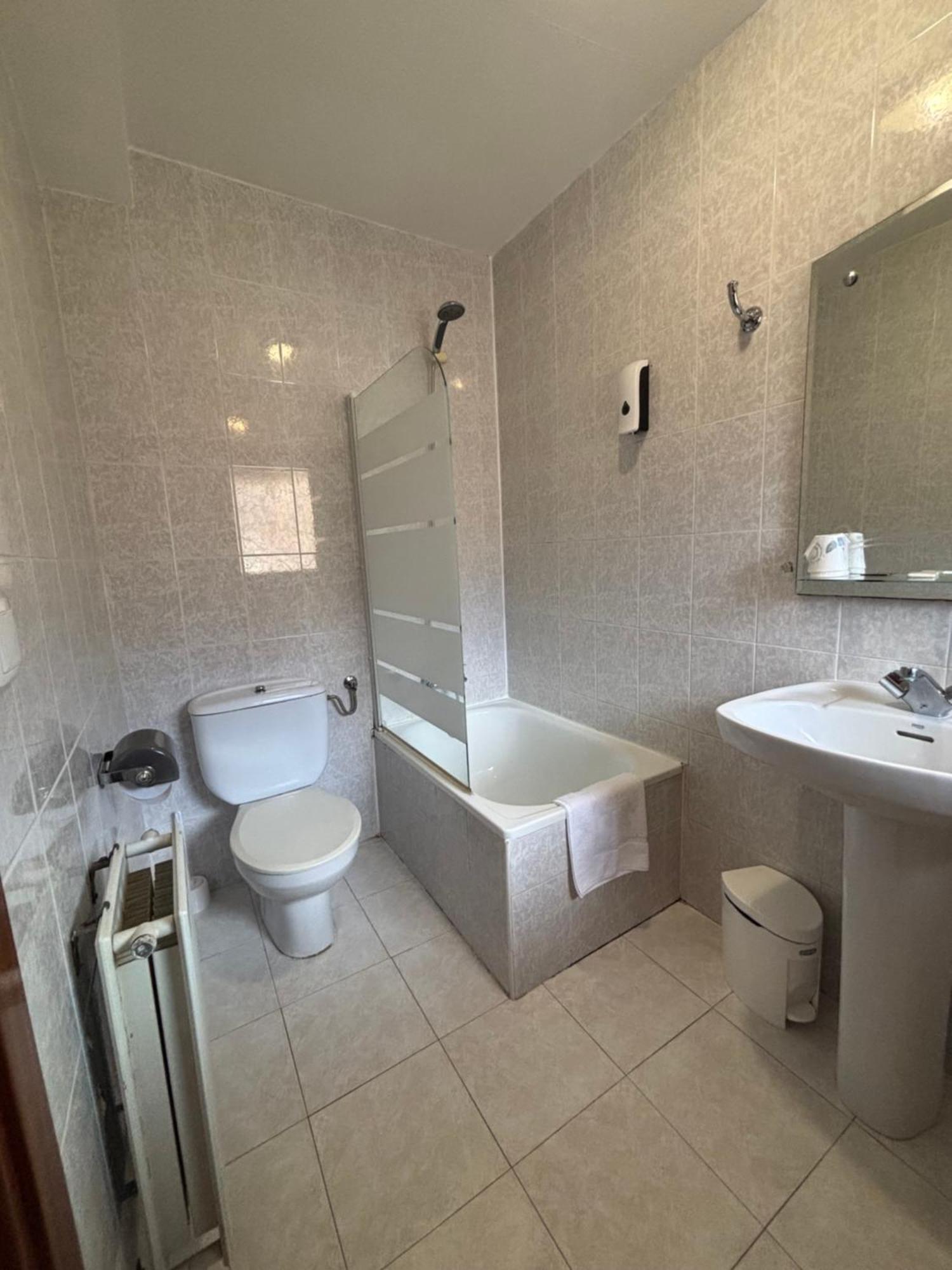 Hostal Legaz Funes Esterno foto