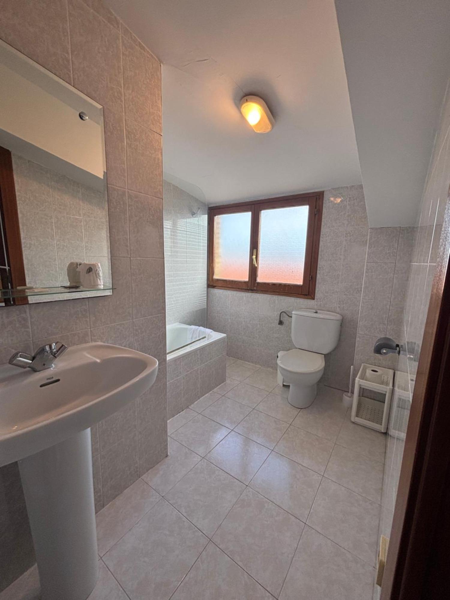 Hostal Legaz Funes Esterno foto