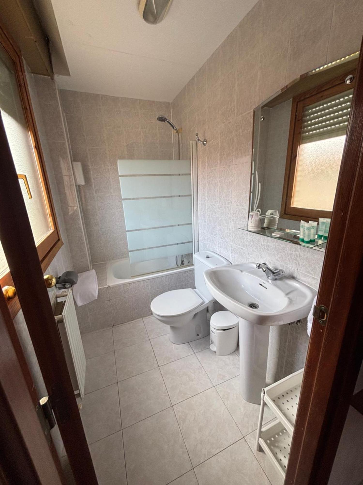 Hostal Legaz Funes Esterno foto