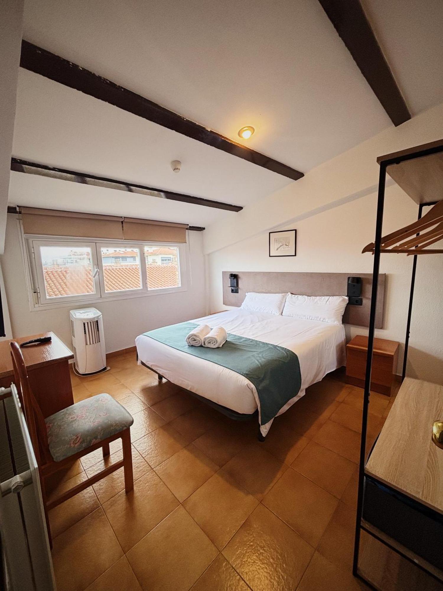 Hostal Legaz Funes Esterno foto